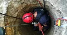 Stire din Eveniment : Femeie blocată într-o fântână de 15 metri, salvată de voluntari și localnici