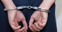 Stire din Eveniment : Individ  fără permis, arestat.  A fost prins,  de două ori  într-o singură zi,  la volan