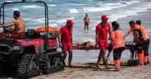 Stire din Eveniment : Momente de panică pe litoral! Bărbat scos din mare la Costinești, pe plaja 10 Steaguri, preluat cu șenilată