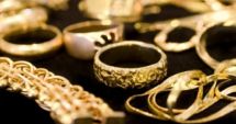 Stire din Eveniment : O femeie a "căzut" în plasa unei escroace și a rămas fără bijuterii