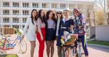 Stire din Social : În fustă, pe bicicletă! Anul acesta, la SkirtBike se poartă ținutele marinărești