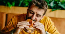 Stire din Sănătate : Nu ignora această senzație! Ce înseamnă când mâncarea pare că se blochează în gât