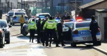 Stire din Eveniment : Angajat al unui colegiu, înjunghiat de 12 ori de un atacator mascat. Anchetă pentru tentativă de omor