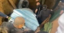 Stire din Actualitate : Momentul în care o familie cade în groapa funerară în timpul înmormântării. Fiul răposatului, prins sub sicriu