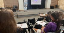 Stire din Cultură-Educație : S-au deschis înscrierile pentru Clubul de cultură vizuală, dedicat adolescenților, de la Biblioteca Județeană
