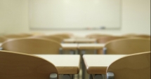 Stire din Eveniment : Scandal în curtea școlii. Doi profesori s-au luat la bătaie din cauza geloziei