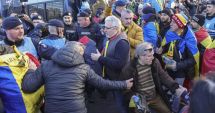 Stire din Eveniment : Jandarmii controlează protestatarii din Piața Victoriei: "Nu vrem să intimidăm!"