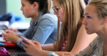 Stire din Actualitate : Telefoanele mobile, interzise în timpul  orelor de curs