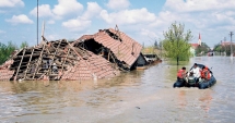 Stire din Eveniment : INUNDAȚII în mai multe județe. Viituri de 2 metri, sate izolate, oameni salvați de ISU
