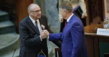 Stire din Actualitate : Klaus Iohannis i-a decorat pe preşedintele CCR, Marian Enache, şi pe alţi doi judecători ai Curţii Constituţionale