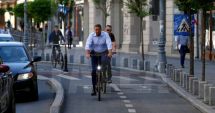 Stire din Eveniment : IMAGINEA ZILEI / Iohannis, din nou pe bicicletă. A mers la serviciu pe două roți