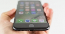 Stire din Tehnologie : Reclamații. Telefoanelor iPhone 7 li se cojește vopseaua