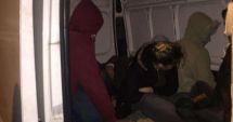 Stire din Eveniment : 15 cetățeni irakieni intenționau să iasă ilegal din România, ascunși în interiorul unei autoutilitare