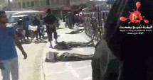 Stire din Actualitate : VIDEO ȘOCANT / INFERNUL STATULUI ISLAMIC: Civilii trec indiferenți pe lângă CADAVRE și CAPETE înfipte în gard