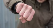Stire din Eveniment : Caz șocant! Un adolescent a fost bătut și sechestrat de patron pentru că era îmbrăcat sărăcăcios la muncă