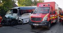 Stire din Eveniment : Microbuz spulberat de un TIR! Un şofer a murit, o femeie a fost preluată de elicopterul SMURD