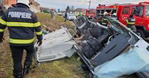 Stire din Eveniment : Cinci persoane transportate la spital, după ce un microbuz a intrat într-un cap de pod