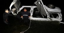 Stire din Eveniment : GRAV ACCIDENT RUTIER. Un microbuz cu 18 persoane a căzut în râu. TREI CĂLĂTORI MORȚI, ȘASE RĂNIȚI