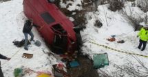 Stire din Eveniment : Microbuz răsturnat într-o râpă! O persoană a murit, cinci sunt rănite