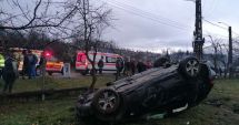 Stire din Eveniment : Copil de 10 ani şi femeie de 35 de ani, inconştienţi după ce au fost implicaţi într-un accident cu o maşină răsturnată