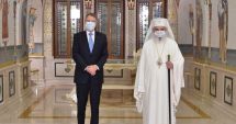 Stire din Politică-Administrație : Patriarhul Daniel a fost decorat de preşedintele Klaus Iohannis