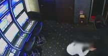 Stire din Eveniment : Jaf armat la o sală de jocuri. Un bărbat mascat  a ameninţat o angajată şi a luat aproape 7.000 de lei