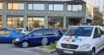 Stire din Eveniment : Jaf ca-n filme la Casa de Pensii! Hoții au furat aproximativ 50.000 de euro din două seifuri