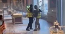 Stire din Actualitate : Au apărut imaginile de pe camerele de supraveghere care au surprins jaful de la muzeul Luvru