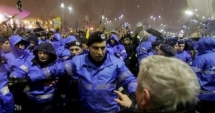 Stire din Eveniment : Justițiar sau agresor? De ce nu au dat cu pumnii și ceilalți jandarmi? De ce colegii l-au tras din fața manifestanților?