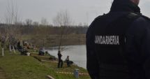 Stire din Eveniment : Un bărbat condamnat la închisoare a fost prins de jandarmi la pescuit