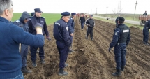 Stire din Eveniment : Jandarmii constănțeni  au plantat pomi, la Peștera