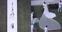 Stire din Actualitate : Primele imagini de la ceremonia unde Jennifer Lopez a spus DA, într-o rochie de mireasă spectaculoasă
