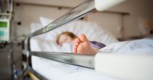Stire din Eveniment : Copil de doi ani jumătate, în comă la spital! A fost bătut de mamă şi concubinul ei