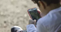 Stire din Actualitate : Fără telefoane în licee și fără social media pentru copiii sub 15 ani