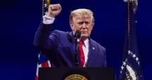 Stire din Actualitate : Discursul lui Donald Trump de Ziua Independenţei a fost întârziat de vremea rea