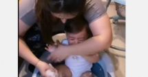 Stire din Actualitate : Revoltă în mediul online, după publicarea unor imagini în care o femeie bagă un copil mic într-un lighean cu zăpadă