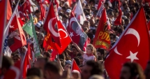Stire din Actualitate : Zeci de mii de persoane protestează la Istanbul împotriva lui Erdogan