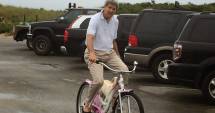 Stire din Actualitate : John Kerry, implicat într-un accident în timp ce mergea pe bicicletă