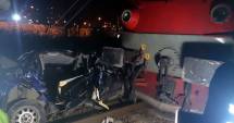Stire din Eveniment : Mașină cu patru persoane, spulberată de tren. Șoferul și pasagerii au fugit