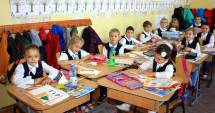 Stire din Cultură-Educație : Înscrieri cu strigături la clasa pregătitoare. Părinții fac presiuni pentru anumite învățătoare