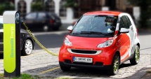 Stire din Eveniment : Primiți 10.000 de euro la cumpărarea unei mașini electrice. Care sunt avantajele și dezavantajele unui autoturism eco