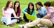Stire din Cultură-Educație : Elevii și profesorii vor vacanțe mai lungi. Când începe școala, la toamnă
