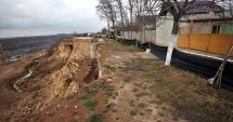 Situaţie disperată la Cumpăna. Alte 27 de case puse în pericol de surparea malului canalului