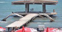 Stire din Social : Gard pe plaja din Mamaia. Pasarela de la Cazino, îngropată şi împrejmuită pentru a fi protejată