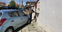Stire din Social : Bătrâni, în slalom printre maşinile parcate în faţa porţii. „Nu putem să ieşim din curte!”