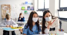 Stire din Cultură-Educație : Un nou an școlar cu măști - ba textile, ba sanitare, cu scenarii și excepții, cu vaccinări versus testări