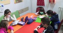 Stire din Cultură-Educație : Elevii au revenit în bănci. "În prima zi de școală nu a fost trimis acasă niciun copil"