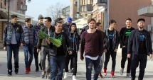 Stire din Sport : Jucătorii de la BC Athletic au oferit flori de Ziua Internațională a Femeii