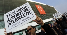 Stire din Actualitate : Epurări marca Erdogan.  Mandate de arestare  pe numele a 42 de jurnaliști turci