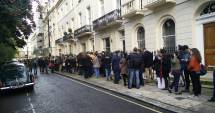 Stire din Actualitate : Un nou pretext să ne atace. Fotografii cu mii de români stând la cozi să voteze, probe ale migrației uriașe în Marea Britanie